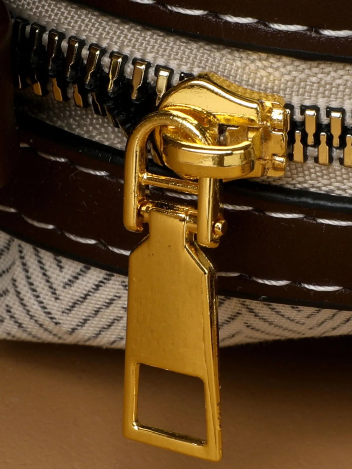 Casual Style 1pc Solid Metal Button Handbag