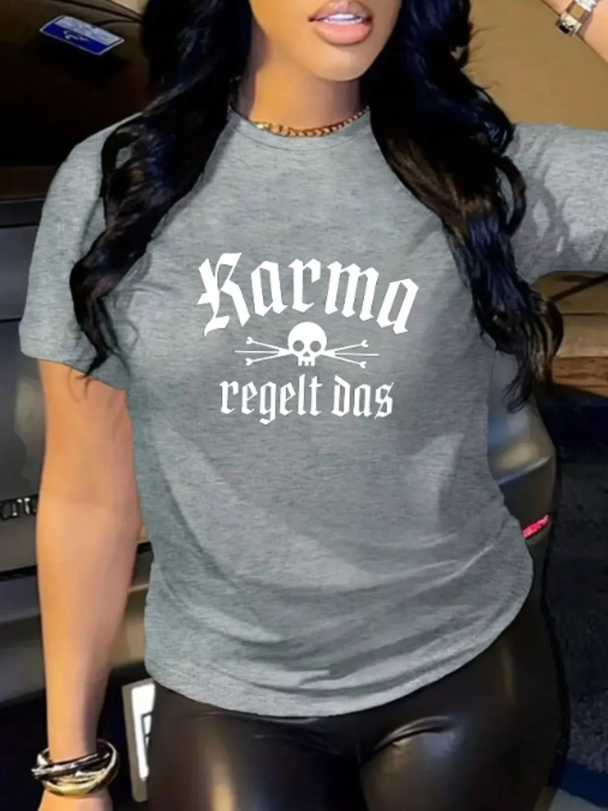 Comfortable Short Sleeve Graphic Tee - Karma Regelt Das Funny German Quote
