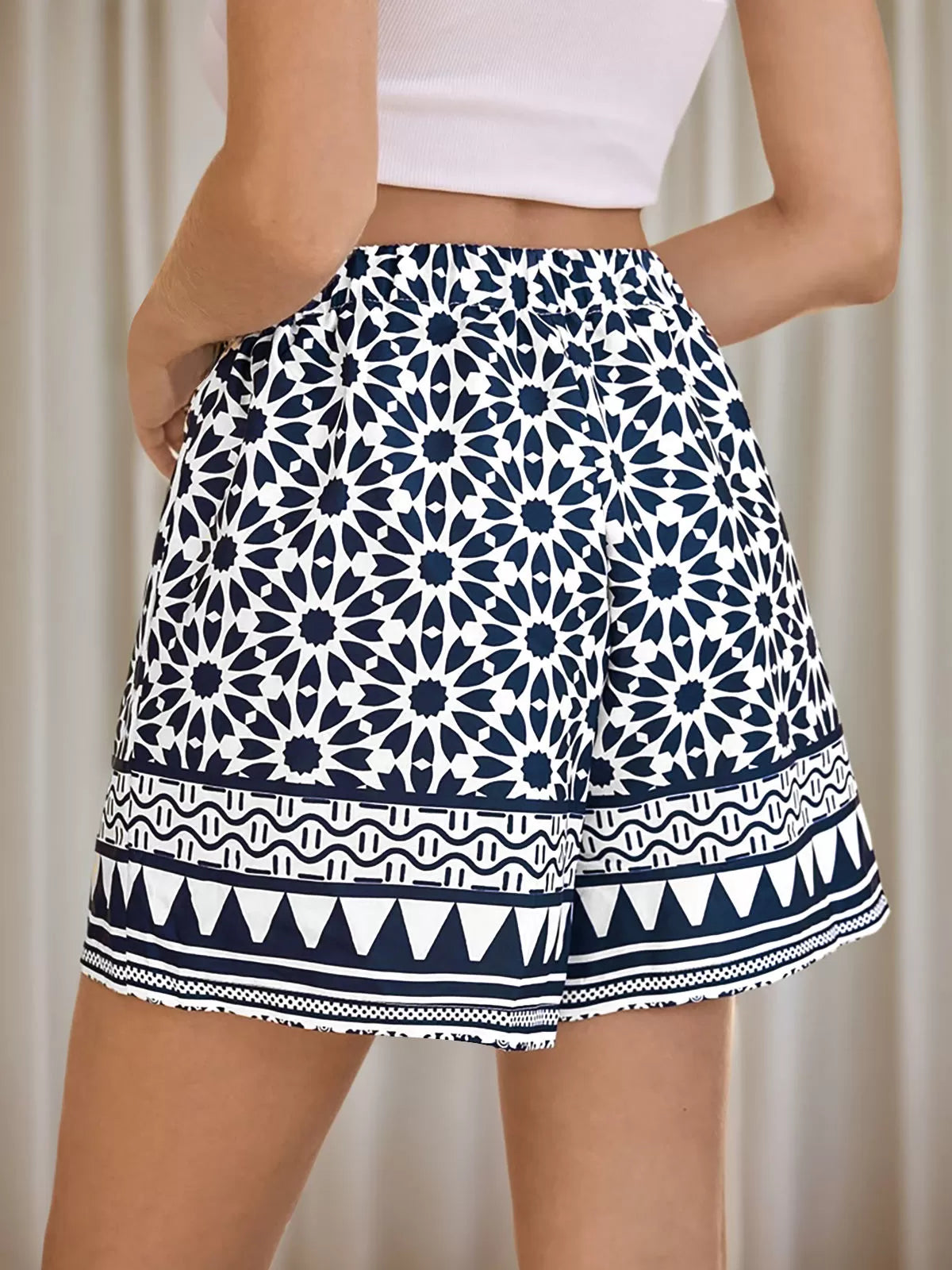 Graphic Knot Medium Rise Shorts