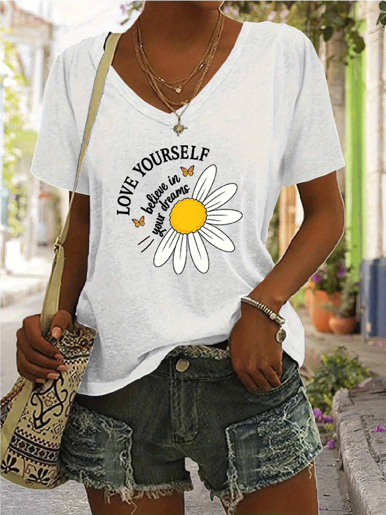 Letter V-neck Regular T-shirt