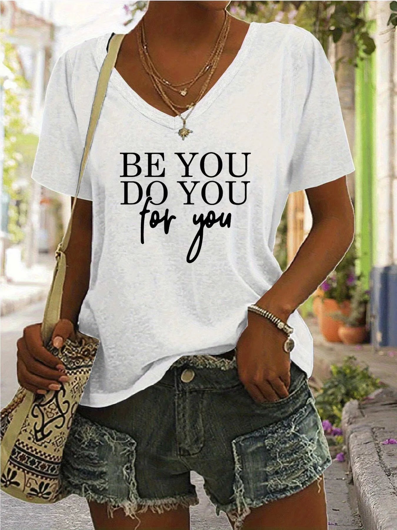 Letter V-neck Regular T-shirt