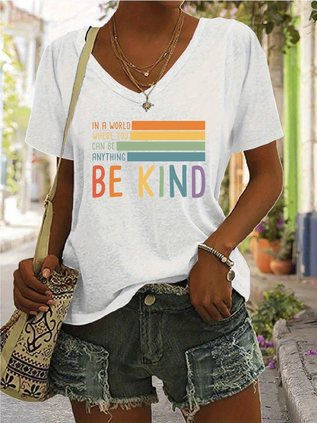 Letter V-neck Regular T-shirt