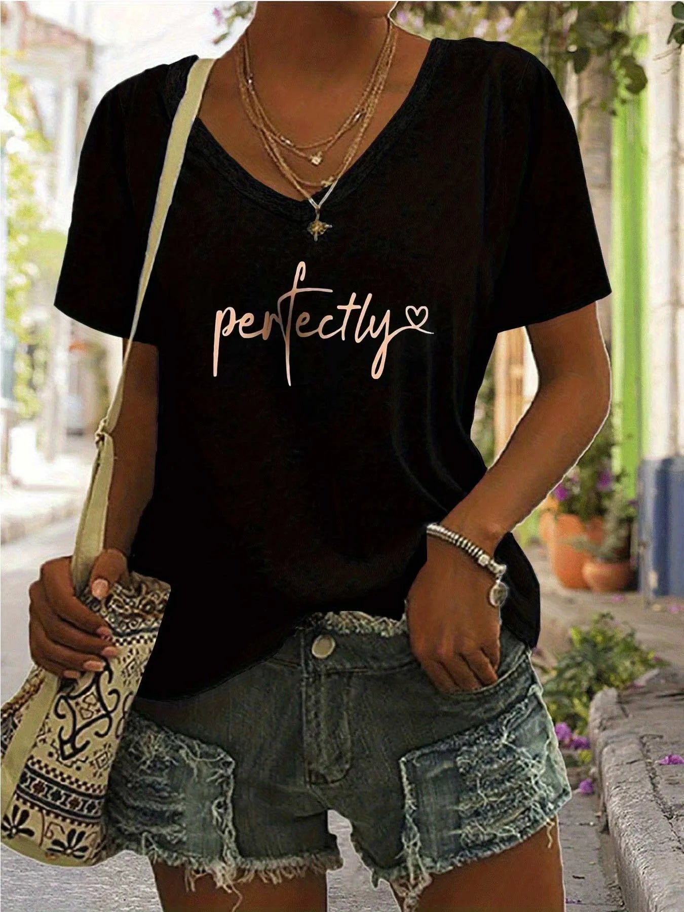 Letter V-neck Regular T-shirt