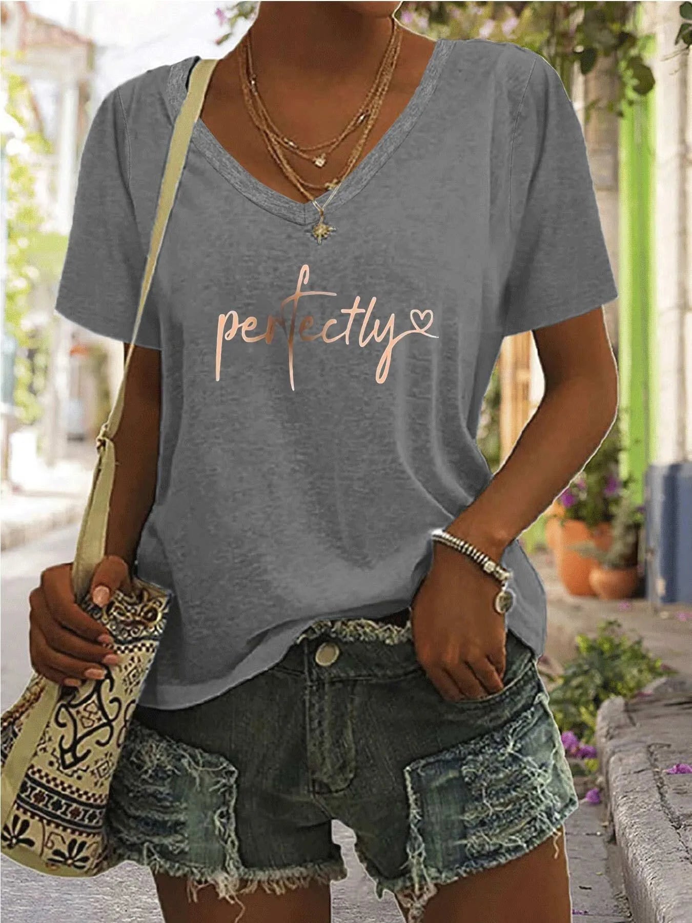 Letter V-neck Regular T-shirt