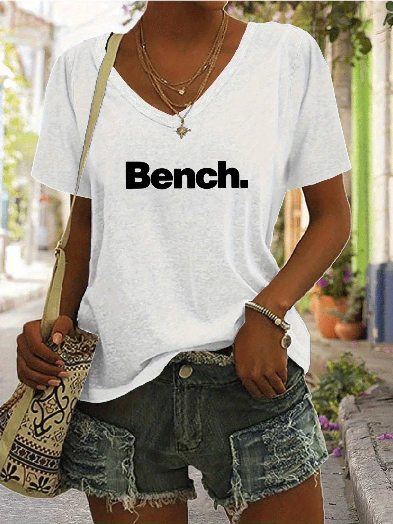 Letter V-neck Regular T-shirt