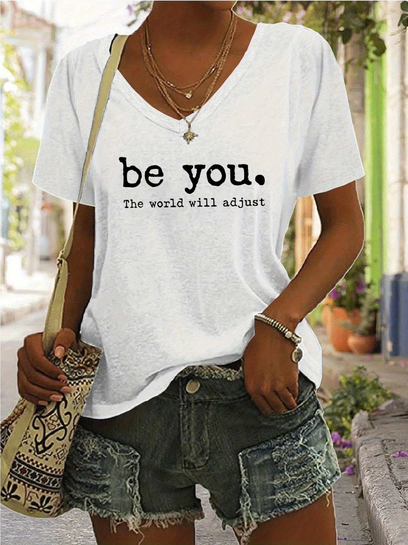 Letter V-neck Regular T-shirt